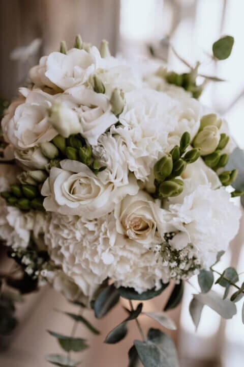 Eleganter Brautstrauß mit weißen Rosen und Pfingstrosen für eine Hochzeit