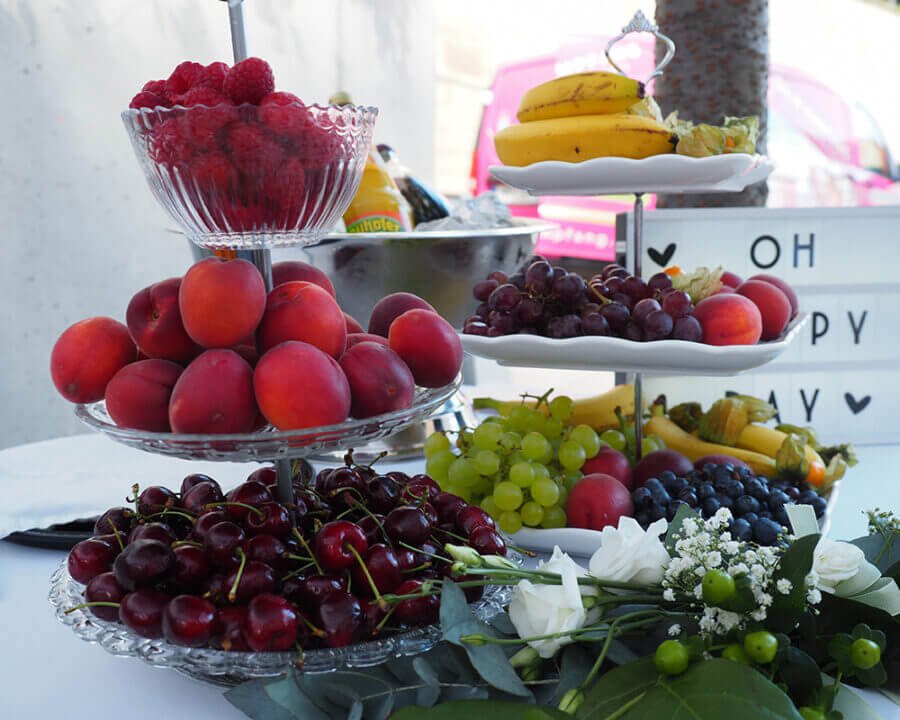 Farbvoll angerichtetes Obstbuffet mit verschiedenen Früchten auf einer Hochzeitstafel