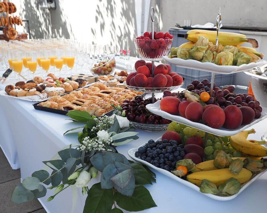 Frischer Obst- und Gebäckbuffet bei einem mobilen Sektempfang