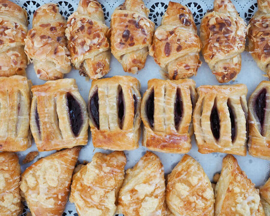 Vielfalt an frisch gebackenen Blätterteiggebäckstücken mit verschiedenen Füllungen