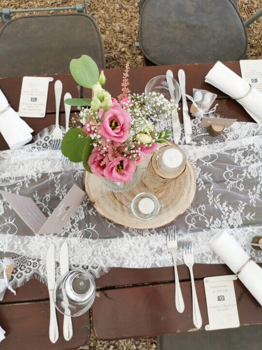 Elegante Hochzeitstafel mit Blumenarrangement und Tischdekoration